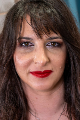 Bonnie Vee from MATURE.NL